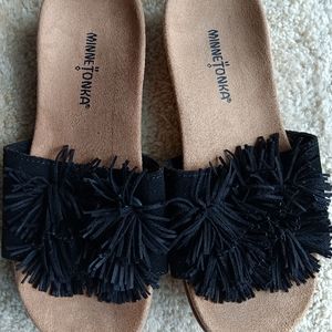 Minnetonka black fringe/tassel slides leather sandals sz 7